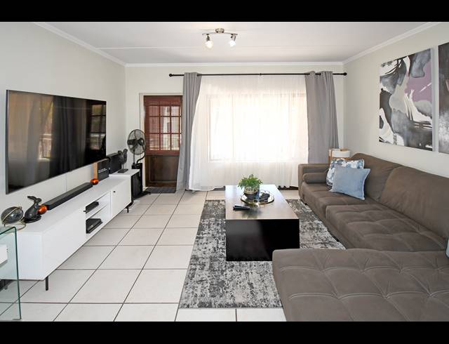 2 BEDROOM APARTMENT FOR SALE IN SUNNINGHILL